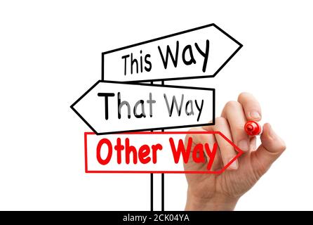Segnale disegnato a mano che dice questo senso, quel senso, il concetto di altro senso per perso, la confusione o le decisioni Foto Stock
