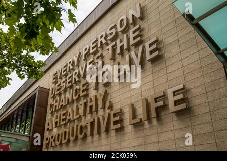 Un cartello sul lato della Bill & Melinda Gates Foundation recita 'ogni persona merita la possibilità di vivere una vita sana e produttiva'. Foto Stock