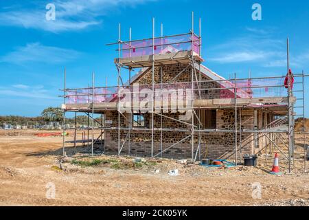 Nuova tenuta di case da Bennett Homes in costruzione su un sito di campo verde a St Edmund's Park, sul bordo di Hunstanton nel nord Norfolk. Foto Stock