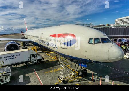 British Airways Boeing aereo in stand presso l'aeroporto di Seattle SEA-TAC con veicoli di servizio. Foto Stock