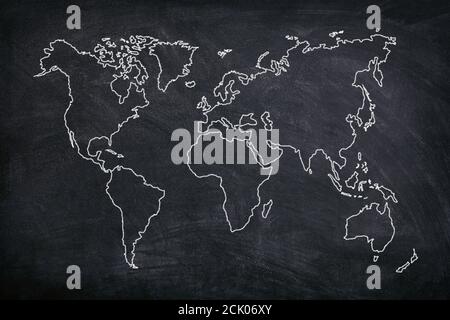 Mappa del mondo tracciare il contorno sulla lavagna nera Foto Stock