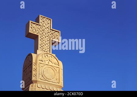 Croce decorativa in pietra della Cattedrale della Santissima Trinità di Tbilisi o Sameba, situata a Tbilisi, la capitale della Georgia Foto Stock