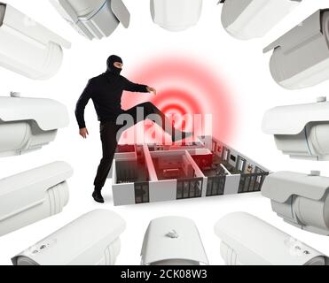 Ladro con balaclava è pronto a rubare un appartamento, ma è controllato da telecamere di videosorveglianza Foto Stock