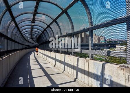 Passerella pedonale attraverso il ponte Robert F Kennedy da Wards Island ad Astoria, Queens, NY Foto Stock