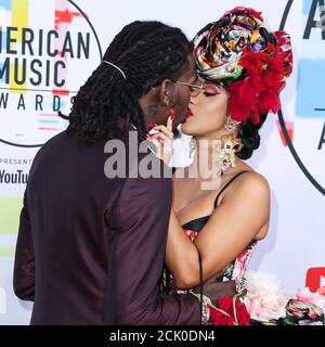 Los Angeles, Stati Uniti. 15 settembre 2020. (FILE) file Cardi B per divorzio da Offset dopo 3 anni di matrimonio. LOS ANGELES, CALIFORNIA, USA - OTTOBRE 09: Rapper Offset (Kiari Kendrell Cephus) e moglie/rapper Cardi B (Belcalis Marlenis Almanzar) arrivano al 2018 American Music Awards tenutosi al Microsoft Theatre L.A. In diretta il 9 ottobre 2018 a Los Angeles, California, Stati Uniti. (Foto di Xavier Collin/Image Press Agency) Credit: Image Press Agency/Alamy Live News Foto Stock