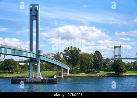 Il Wards Island Foot Bridge, dal lato Upper East di Manhattan al Wards Island Park, che attraversa il fiume Harlem. Sullo sfondo è il Robert F. Foto Stock