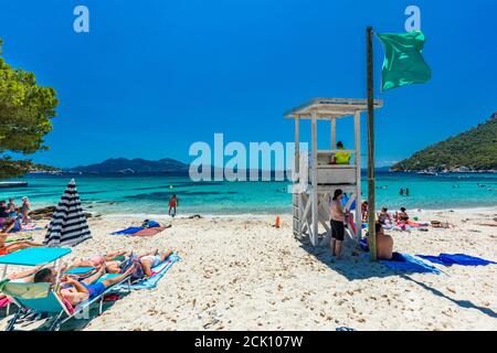 Platja de Formentor, Mallorca, Spagna - 20 luglio 2020: Gente che gode la spiaggia popolare in estate, Mallorca, Spagna. Foto Stock