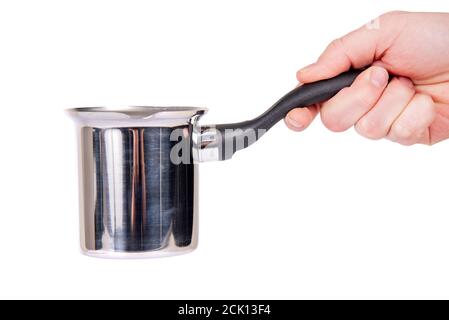 L'uomo tiene una piccola stewpan, isolata su sfondo bianco, primo piano. Utensili da cucina utensile cromato. Macchina da caffè in acciaio cromato da uomo a mano su sfondo bianco Foto Stock