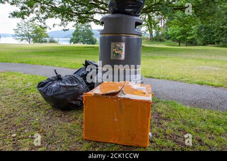 La lettiera è stata lasciata a Borrans Park, Ambleside, Lake District, Regno Unito, da visitatori senza pensiero. Foto Stock