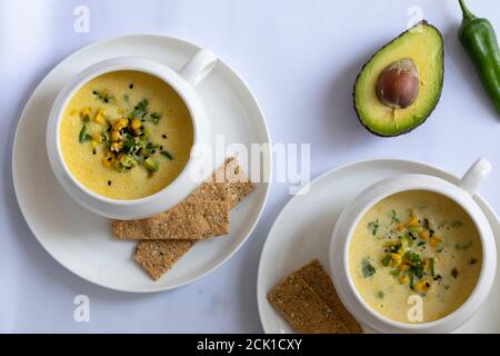 Zuppa di mais ghiacciata con avocado e salsa al coriandolo Foto Stock