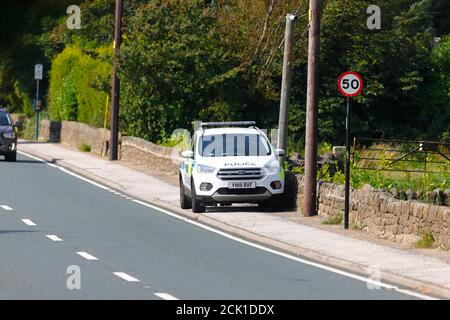 Un veicolo della polizia Ford Kuga parcheggiato su un sentiero a Sheffield, nello Yorkshire del Sud, mentre gli ufficiali si levano in piedi alle spalle per catturare gli automobilisti in velocità. Foto Stock