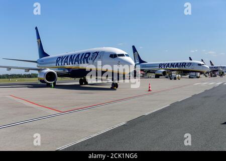 Ryanair Boeing 737 - 800 aeromobili all'aeroporto Modlin di Varsavia, Polonia Foto Stock