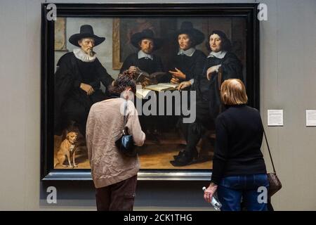 Visitatori alla National Gallery di Londra, Inghilterra Regno Unito Foto Stock