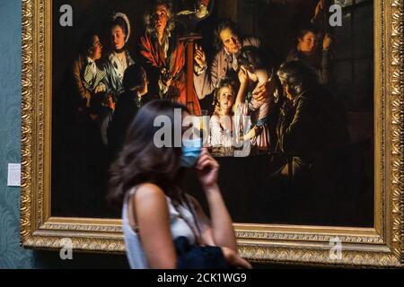 Visitatori che indossano la maschera alla National Gallery di Londra, Inghilterra Regno Unito Foto Stock