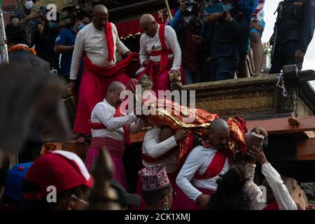 Lalitpur, Nepal. 14 Settembre 2020. I sacerdoti abbattere l'idolo rosso Machindranath dal suo carro al Tempio di Bungamati durante l'ultimo giorno del festival dei carri Rato Machindranath.i devoti hanno preso il dio rosso dal suo carro a Pulchok e lo hanno trasportato al suo tempio a Bungamati. Il festival annuale dei carri Rato Machhindranath ha saltato fuori sulla sua strada tradizionale e serie di eventi culturali di alto profilo come Bhoto Jatra a Jawlakhel e lancio di cocco a Lagankhel a causa della pandemia di Covid-19. Credit: Prabin Ranabhat/SOPA Images/ZUMA Wire/Alamy Live News Foto Stock