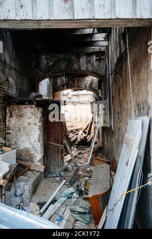 Abbandonato distrutto vecchio edificio nel centro di Baku, Azierbaijan - concetto di decadimento urbano Foto Stock