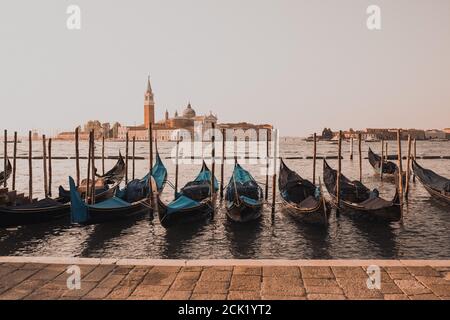 gondole di legno sono legate in acqua vicino alla piazza centrale Di Venezia Foto Stock
