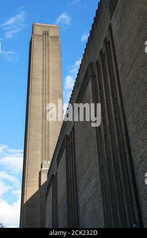 Chimney of Tate Galleria d'arte moderna, ex Bankside Power Station, Londra Inghilterra Regno Unito Foto Stock
