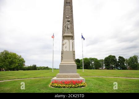 Statua del colonnello continentale Seth Warner con la battaglia di Bennington Monumento in background.Bennington.Vermont.USA Foto Stock