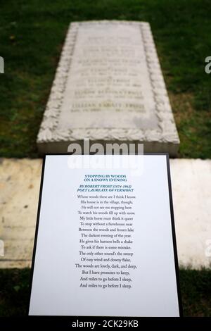 Il poema di Robert Lee Frost che mostra di fronte Tomba della sua famiglia in Bennington Old Cemetery.Old Bennington.Bennington.Vermont.USA Foto Stock