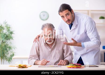 Medico e paziente che soffre della malattia di Alzheimer Foto Stock