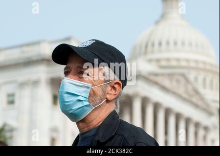 Il comico Jon Stewart, parla con i giornalisti prima di una conferenza stampa sulla legislazione per assistere i veterani esposti a bruciare box, fuori del Campidoglio degli Stati Uniti a Washington, DC., martedì 15 settembre 2020. Credito: Rod Lammey/CNP /MediaPunch Foto Stock