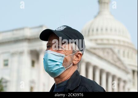 Il comico Jon Stewart, parla con i reporter prima di una conferenza stampa sulla legislazione per assistere i veterani esposti a bruciare box, al di fuori del Campidoglio degli Stati Uniti a Washington, DC., Martedì, Settembre 15, 2020.Credit: Rod Lamkey/CNP /MediaPunch Foto Stock