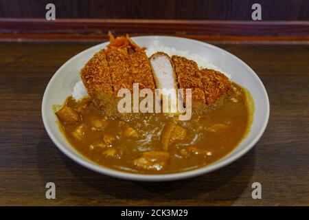 Vista dall'alto di Tonkutsu, maiale fritto, riccio e riso. Foto Stock