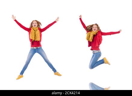 La ragazza sorridente carina in giacca rossa e jeans isolato su bianco Foto Stock