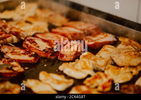 La cucina del ristorante serve deliziosi piatti a base di carne. Preparare carne per gli ospiti Foto Stock