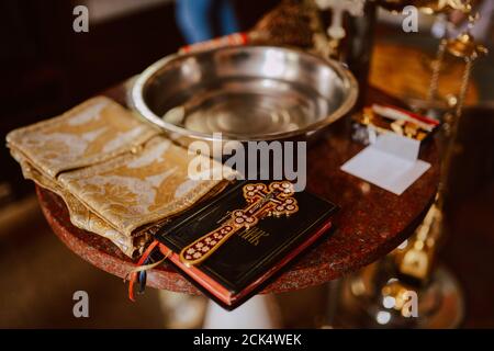 Croce, bibbia e ciotola d'acqua. Chiesa prots Foto Stock