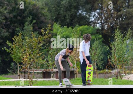 L'Oxhey Activity Park è stato inaugurato ufficialmente l'11 settembre 2020. Soddisfa tutte le età con strutture per skateboard, scooter, blading, mountain bike e BMX. Inoltre, un caffè chiamato Tasty Bean Cafe, un parco giochi per bambini, e zone umide. La nuova infrastruttura sportiva è in linea con l'aspirazione che Watford sia una città in cui la partecipazione allo sport aumenta per tutti e vi è un'infrastruttura sportiva fiorente e vivace. Foto Stock