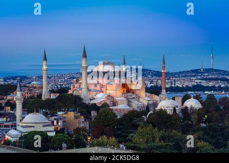 Skyline di Istanbul con Hagia Sophia e Bosforo in Turchia a. tramonto Foto Stock