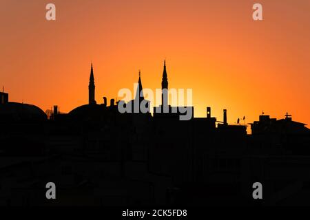 Istanbul silhouette con cielo tramonto, Turchia Foto Stock