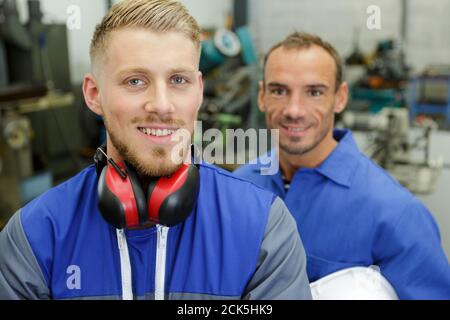 ritratto di due ingegneri maschili in officina Foto Stock