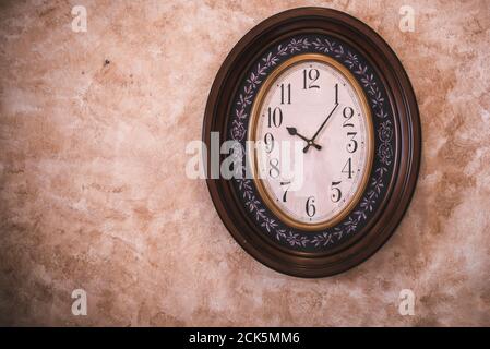 Orologio antico classico che si aggancia su sfondo retro isolato, orologio timer a ellisse d'epoca. Foto Stock