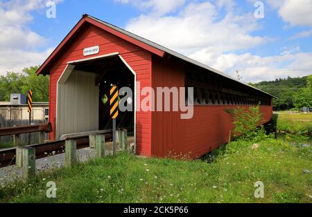 Paper Mill Village ponte coperto sul fiume Walloomsac. Bennington.Vermont.USA Foto Stock