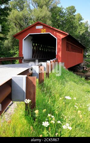 Silk Road Covered Bridge sul fiume Walloomsac.Bennington.Vermont.USA Foto Stock