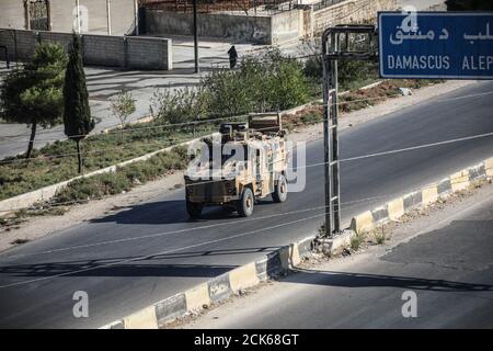 Idlib, Siria. 15 settembre 2020. Un veicolo turco pattuglia militare sulla strada M4, Aleppo, Latakia, in Idlib, Siria, 15 settembre 2020. Dopo che le forze russe hanno rifiutato di partecipare alla rotta di pattuglia. (Foto di Azalden Idlib/INA Photo Agency) Credit: Sipa USA/Alamy Live News Foto Stock