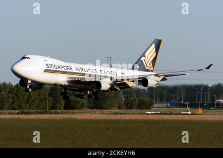 Amsterdam, Paesi Bassi. 28 luglio 2020. Un Singapore Airlines Cargo Boeing 747-400F che scende all'aeroporto di Amsterdam Schiphol Credit: SOPA Images Limited/Alamy Live News Foto Stock