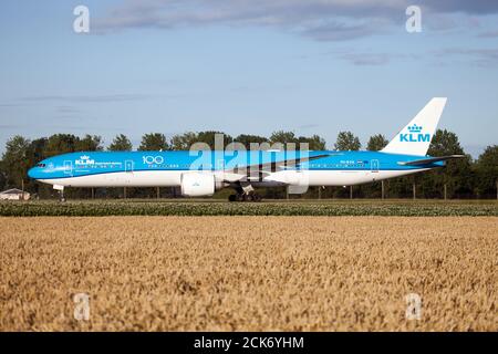 Amsterdam, Paesi Bassi. 28 luglio 2020. Una KLM Royal Dutch Airlines Boeing 777-300ER che tassava all'aeroporto Schiphol di Amsterdam. Credit: SOPA Images Limited/Alamy Live News Foto Stock