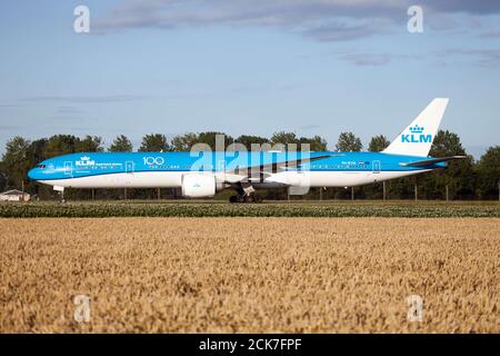 Amsterdam, Paesi Bassi. 28 luglio 2020. Una KLM Royal Dutch Airlines Boeing 777-300ER che tassava all'aeroporto Schiphol di Amsterdam. Credit: Fabrizio Gandolfo/SOPA Images/ZUMA Wire/Alamy Live News Foto Stock