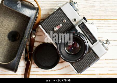 Una fotocamera full-frame vintage sulla superficie in legno. Un revival della fotografia retrò Foto Stock