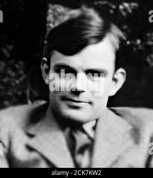 1940 ca., GRAN BRETAGNA : IL matematico britannico ALAN Mathison TURING ( 1912 - 1954 ), inventore di decodificatore per CODICE ENIGMA durante la seconda guerra mondiale quando U-Boat nazista bloccava la Gran Bretagna . Fotografo sconosciuto .- COMPUTER - WAR HERO - EROE DI GUERRA - MATEMATICO - MATEMATICA - INTELLIGENZA ARTIFICIALE - LGBT - VITTIMA - GAY - OMOSESSUALE - OMOSESSUALITÀ - omosessuale - omosessualità - ritratto - ritratto --- Archivio GBB Foto Stock