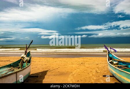 la riva del mare con le barche e il cielo stupefacente al mattino da un'immagine ad angolo piatto viene scattata alla spiaggia di gokarna karnataka india. Foto Stock