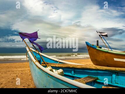 la riva del mare con le barche e il cielo stupefacente al mattino da un'immagine ad angolo piatto viene scattata alla spiaggia di gokarna karnataka india. Foto Stock