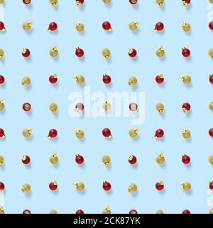 Motivo senza cuciture con decorazioni natalizie rosse e dorate su sfondo blu. Sfondo a palle. Ornamenti rossi di Natale motivo senza giunture. Foto Stock