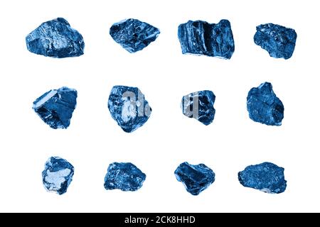 Pietre gemme blu scuro insieme sfondo bianco closeup isolato, raccolta di pietre gemme zaffiro grezzo, gruppo pietre di quarzo lucido, ametista ruvido, minerali Foto Stock
