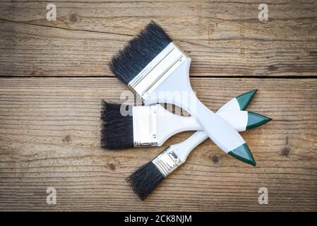 Pennellare gli attrezzi su sfondo di legno / insieme di diversi Pulire la spazzola per vernici di varie dimensioni Foto Stock