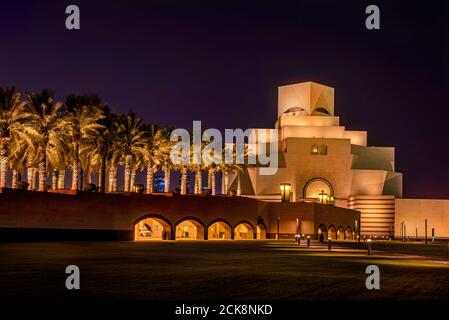 Doha, Qatar - 26 agosto 2020: Il Museo di Arte Islamica, (mia) di notte il 26 agosto 2020, a Doha Qatar Medio Oriente. Foto Stock